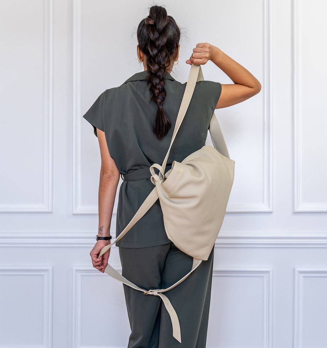 AMARA Convertible Leather Tote Beige, the ideal travel companion with a convertible design, finest leather, and an easy-access zipper pocket.